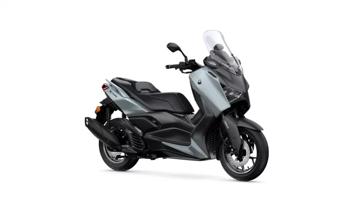2025-yamaha-xmax125asp-eu-ceramic_grey-360-degrees-001-03 | dandy moto Side view of a gray Yamaha XMAX scooter with a tall clear windshield and black seat.