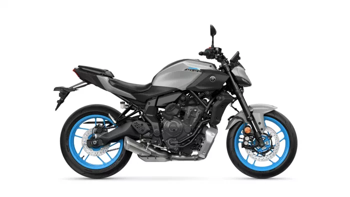 Side view of a Yamaha MT-07 street motorcycle with gray body and bright blue rims against a white background