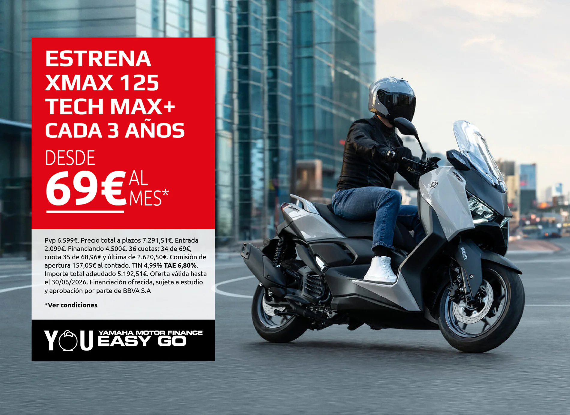 Motorcycle rider in a black jacket and helmet riding a Yamaha scooter beside a red promotional panel with financing offer in Spanish.